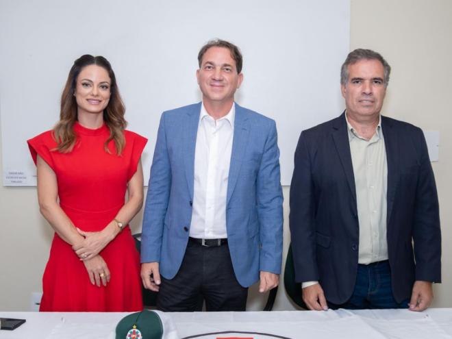 Igor Maciel, ao lado de Edison Travassos (direita) e Lívia Soares (esquerda) é mais um que chega com a promessa de um ?novo Ipatinga?