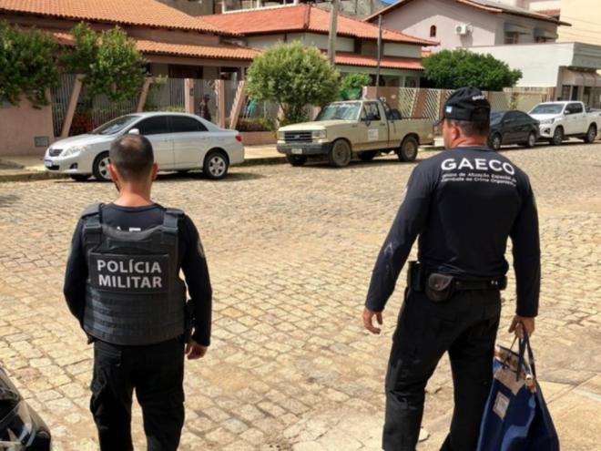 Três mandados de busca e apreensão foram cumpridos em duas cidades para coletar documentos, computadores e outros materiais que auxiliem nas investigações