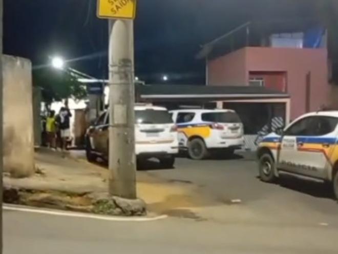 Operação na noite de quinta-feira (30) resultou na prisão de três pessoas e recolhimento de uma carga de maconha, crack e cocaína