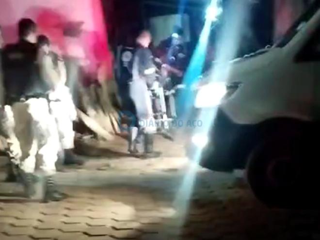 O momento quer a vítima era socorrida pela equipe do Samu na noite de quinta-feira