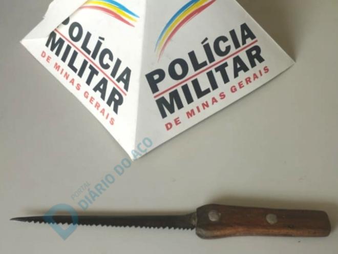 A faca usada pelo assaltante para ameaçar a vítima assaltada no bairro Iguaçu