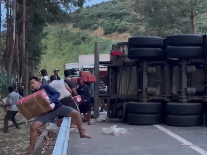 Carga de carne foi levada por populares depois do acidente em Santa Bárbaara do Leste 
