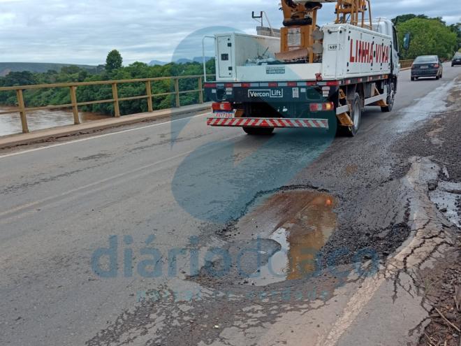 Ponte, que é mão dupla, está com diversas deformações, prejudicando o fluxo de veículos