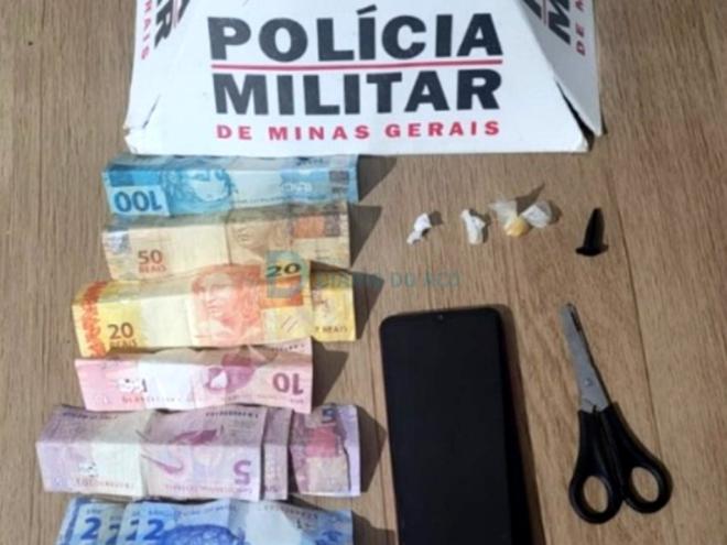 As pequenas porções de drogas e outros objetos apreendidos durante a verificação policial
