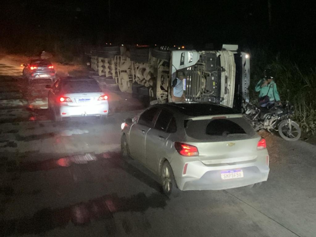 Depois de atingir o coletivo, o caminhão e a carreta tombaram na lateral da pista, causas do sinistro ainda são apuradas 