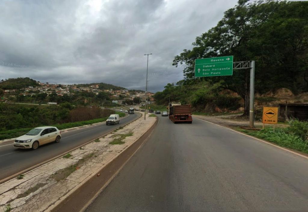 Acidente aconteceu logo depois desta curva, no trevo de Ravena; trânsito foi liberado por volta de 4h30 