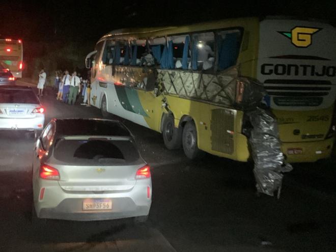 Testemunhas disseram que o caminhão, puxando a carreta, invadiu a pista contrária e atingiu a lateral do ônibus, que trafegava sentido a Belo Horizonte 
