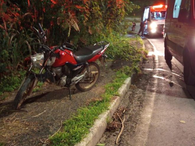 Condutor da moto, que levava uma passageira, afirma que foi abalroado pelo Renegade e motorista diverge da versão 