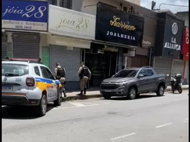 Três arrombadores foram presos e um quarto conseguiu escapar em um carro, são todos de fora e estavam hospedados em um hotel 
