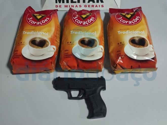Ladrão foi apanhado pela Polícia Militar correndo com três pacotes de café que ele furtou em um supermercado da rede Bretas 