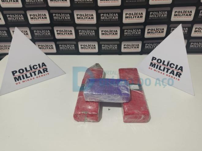 As barras de maconha apreendidas pelos policiais militares durante as buscas em um lote vago