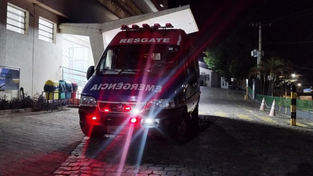 Homem picado por cobra foi socorrido em uma praça, horas depois de negligenciar a procura por ajuda médica, e foi levado para um hospital 