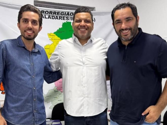 Da esquerda para a direita: Gustavo Nunes; Ernany Duque e Lucas Coimbra Donádia, vice-presidente do Consurge e prefeito de Itabirinha