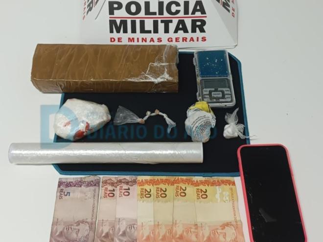 As porções de drogas apreendidas pelos policiais militares motociclistas do Gepmor