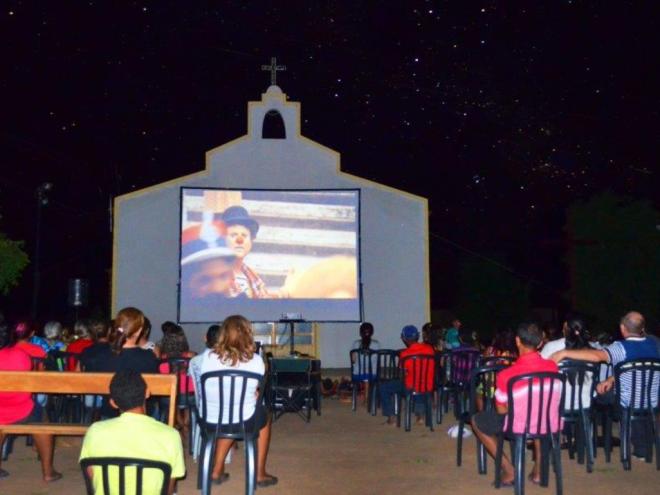 O projeto transforma espaços públicos e abertos em salas de cinema até onde não dispõe de energia elétrica