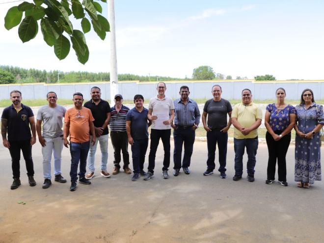 Prefeito, vice e vereadores visitaram o local onde será construída a sede da UBS