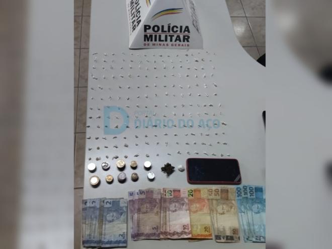 As quase 200 pedras de crack que foram apreendidas na casa verificada pela PM 