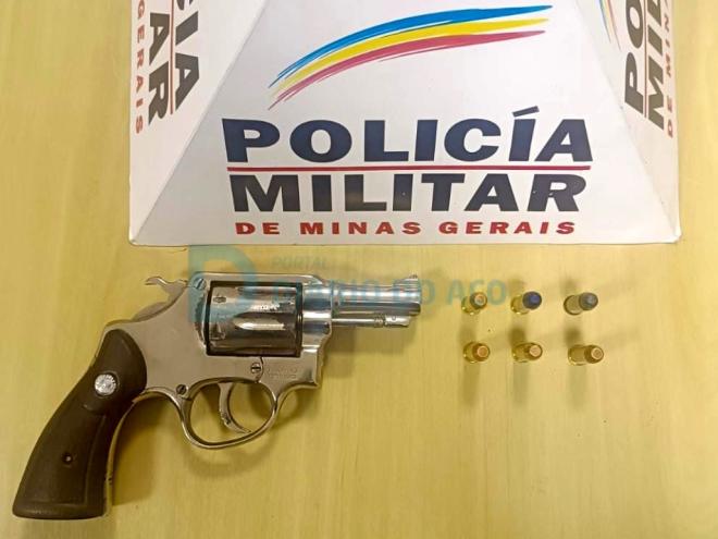 O revólver de calibre 38 foi encontrado sobre o assoalho do Fiat Punto parado pelos PMs