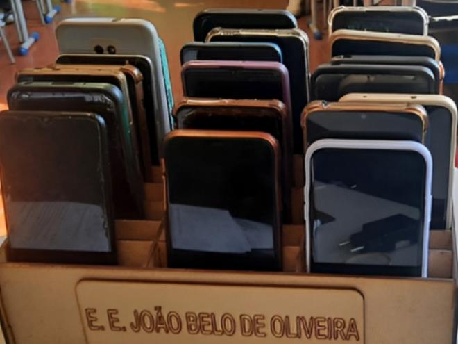 Dispositivos estão proibidos em salas de aula, intervalos e recreios a partir do ano letivo de 2025; exceções incluem usos pedagógicos, de acessibilidade e de saúde