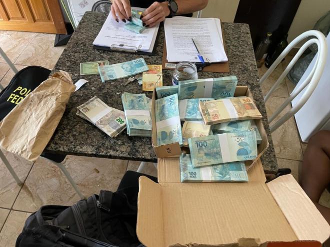 O preso era foragido da Justiça de Alagoas por tráfico de drogas e agora passa a responder por moeda falsa 