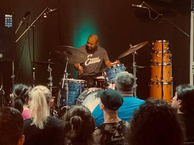 ''A cena musical nos Estados Unidos é impressionante'', diz o baterista de Ipatinga em território estrangeiro