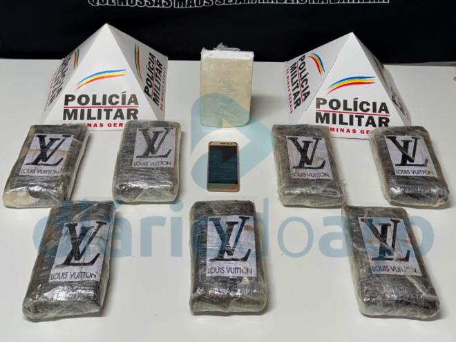 Barras de cocaína estavam em um carro, abordado no bairro Mangueiras, em Coronel Fabriciano 