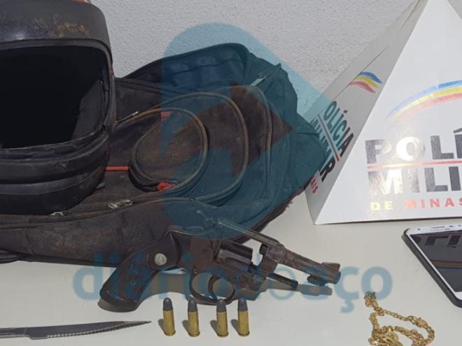 A arma encontrada com os dois jovens foi apreendida pelos policiais