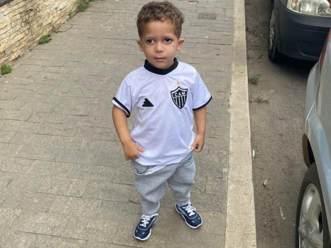 Atualmente, o pequeno reside com o avô e o pai em Joanésia 