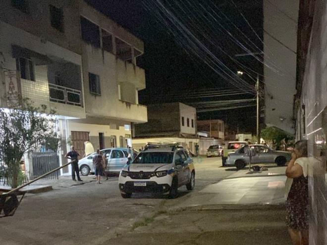 As ações policiais atraíram a atenção dos moradores do bairro Amaro Lanari na sexta-feira