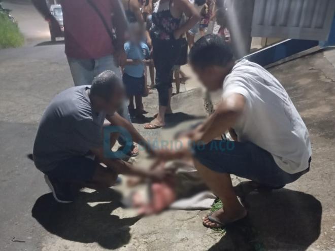 Populares socorrem o ferido enquanto é aguardada a chegada do resgate do Samu