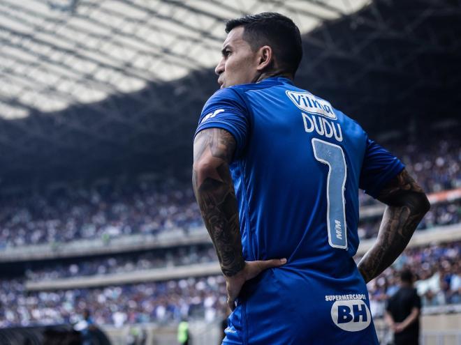 Clube reclama de suposto pisão em Dudu e questiona expulsão de Gabigol