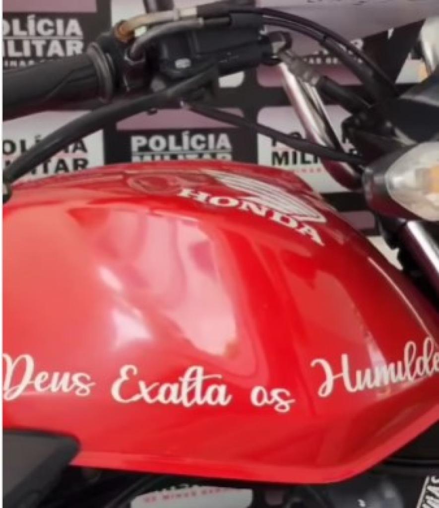 Detalhe no tanque da moto usada pelo marginal que atacava principalmente idosos