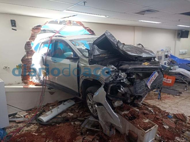Conforme a versão de testemunhas, o motorista passou pela cancela já debilitado, no etacionamento perdeu o controle, bateu na parede e o Tracker foi parar dentro da sala de hemodiálise