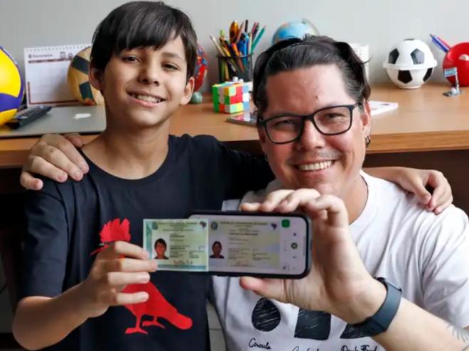 Samuel Veiga Mendes e seu pai Leonardo Mendes mostram a Nova Carteira de Identidade Nacional