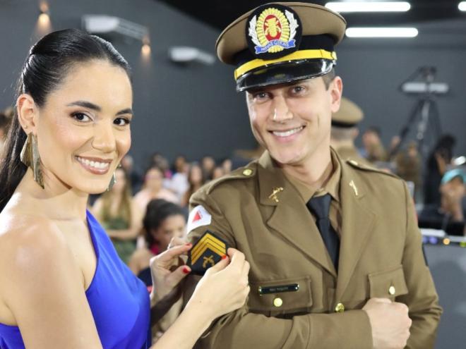 O sargento Lucas Niquini recebe da esposa, a nova divisa 