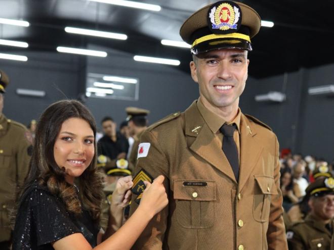 O sargento Gustavo, com a filha 