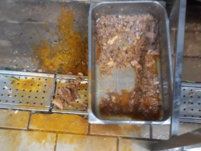 Familiares reclamam que alimentos chegam azedos e com larvas
