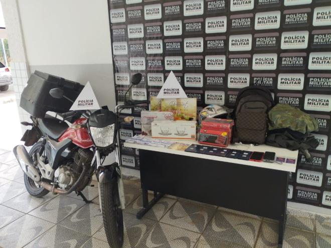 Moto usada pelo estelionatário confesso que as quinquilharias que ele simulava entregar, com o objetivo de fazer a foto usada no reconhecimento fácil das vítimas