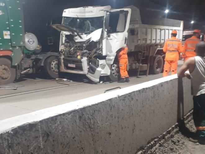 Três caminhões se envolveram no acidente dentro do túnel Piracicaba, da BR-381, pista sentido a Ipatinga 