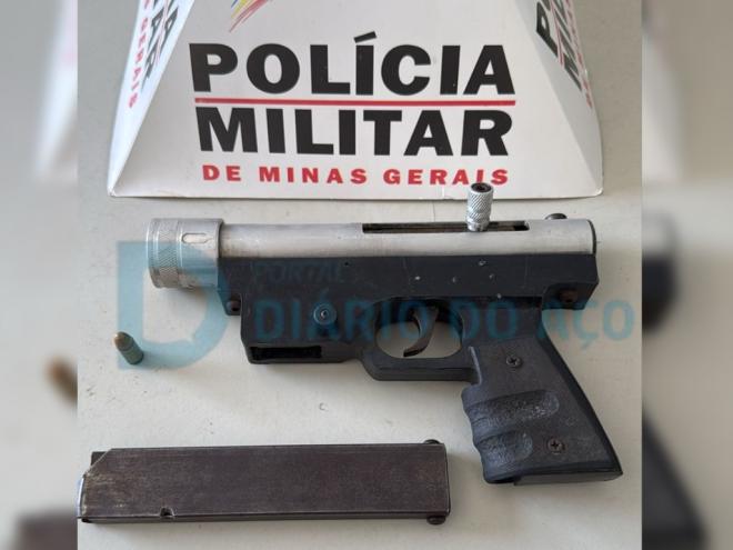 A arma de fabricação caseira foi apreendida pela Polícia Militar depois da abordagem nas proximidades da rodoviária