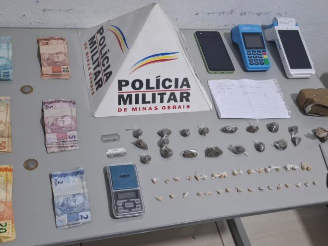 Os objetos apreendidos pela PM na casa da mulher monitorada no Cachoeira Escura