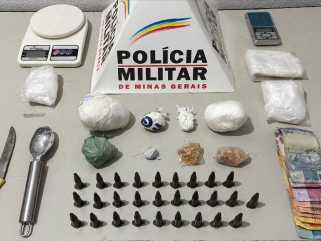 Os materiais ilícitos apreendidos na casa vistoriada pelos policiais militares