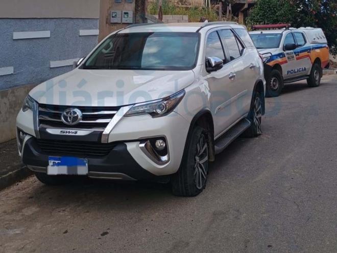 No local onde foi encontrada a Hillux SW4, ninguém assumiu a posse e o carro foi apreendido 