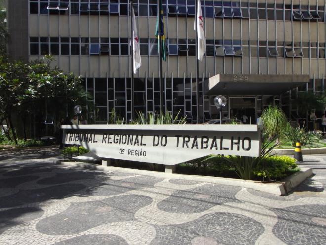 A julgadora constatou que, ao tempo do fechamento do ponto e do pagamento do salário do mês de junho de 2023, a empresa já estava notificada da reclamação trabalhista