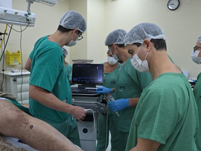 A fíbula, retirada da perna do paciente, foi utilizada para reconstruir a estrutura óssea da mandíbula, vital após um grande trauma ou lesão