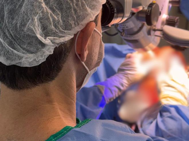 A cirurgia, que utilizou um microscópio cirúrgico de última geração, foi um marco tanto para a instituição quanto para a medicina no Leste de Minas Gerais