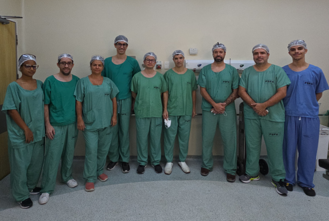 Equipe que atuou na cirurgia de transplante livre de fíbula para reconstrução de mandíbula