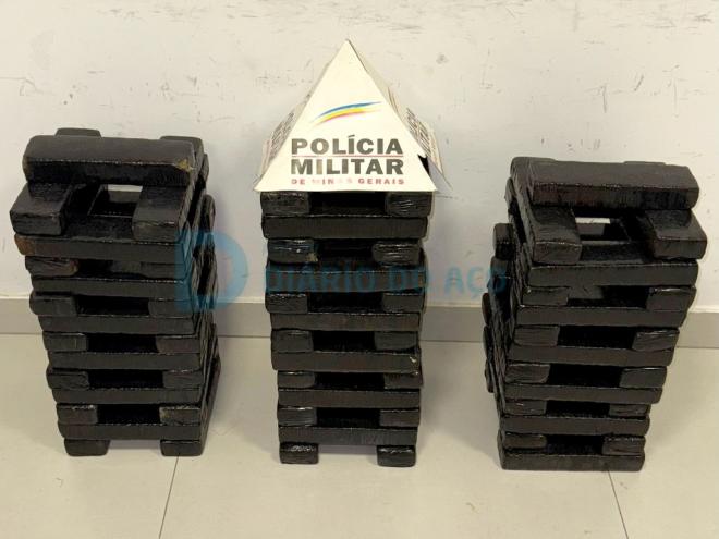 As 78 barras de maconha apreendidas pelos PMs do Tático Móvel do 14º BPM