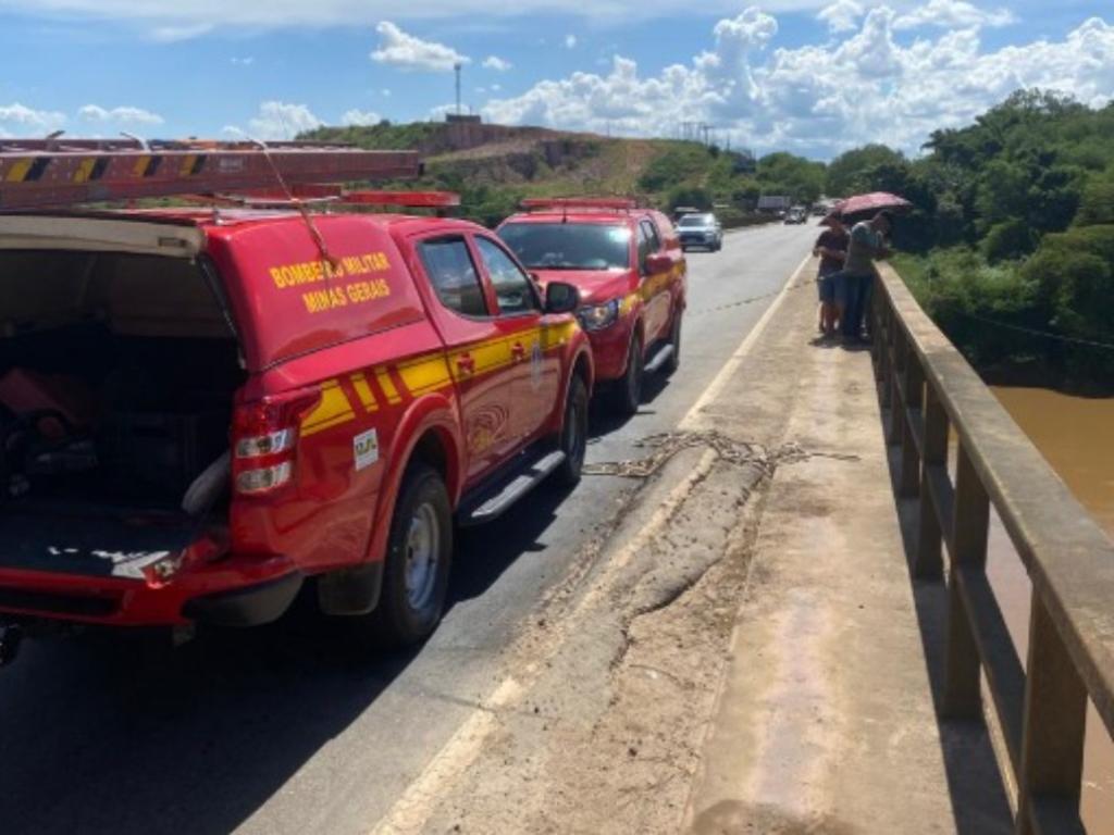 Durante o atendimento da ocorrência, o trânsito teve que ser fechado sobre a ponte metálica 