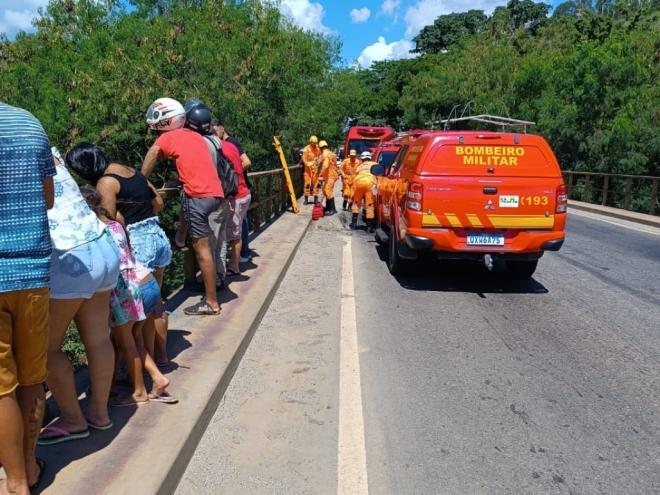 Bombeiros atuam no resgate a mulher que pulou da ponte no rio Doce 